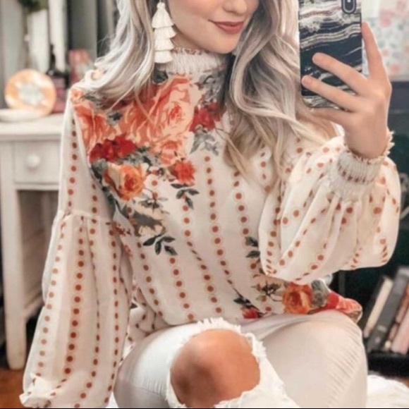 Figleaffashion Tops - SALE Lovely floral print blouse